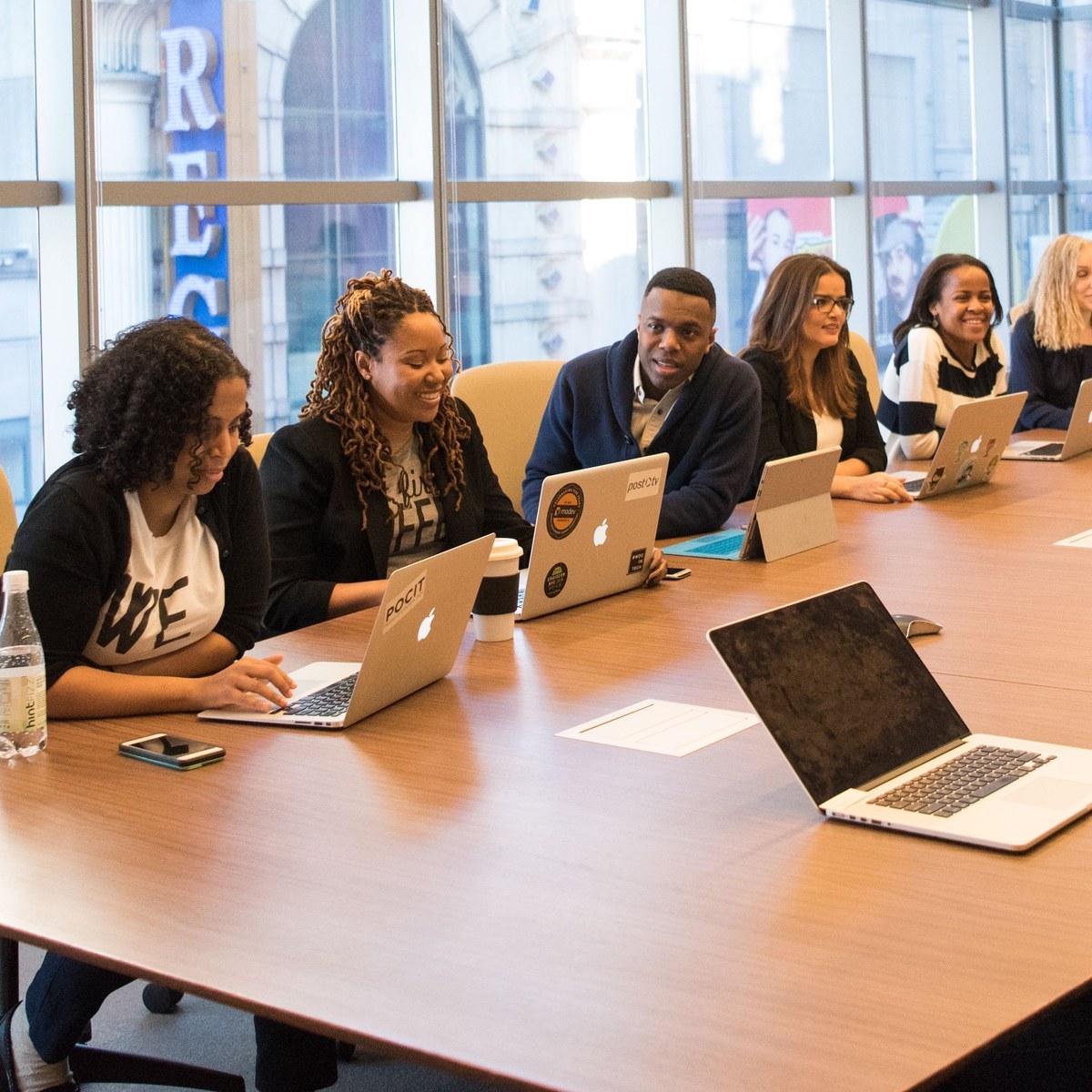 Equipo revisando información y datos durante una sesión de análisis